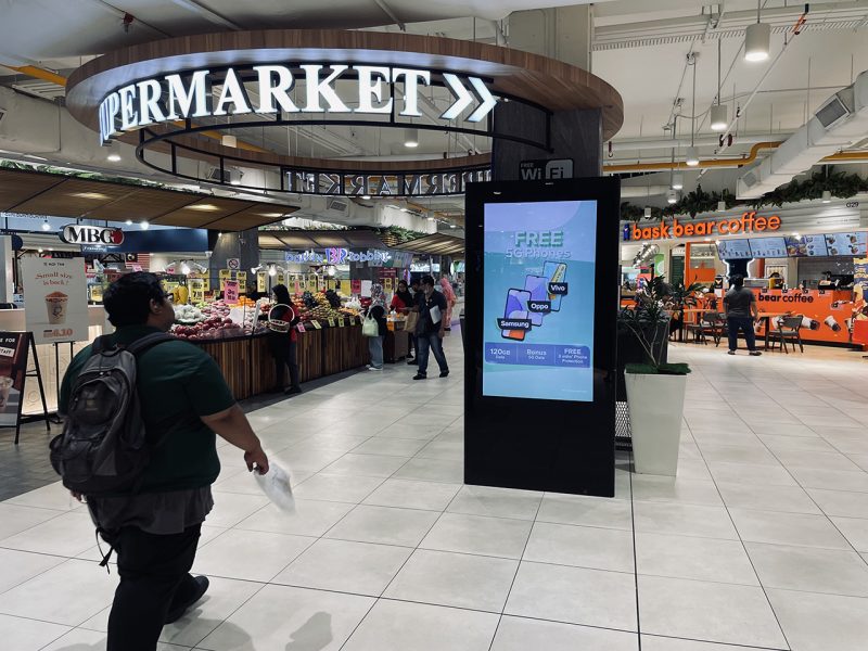 Kesion Malaysia digital standing screen advertising free 5G mobile phones at a supermarket entrance