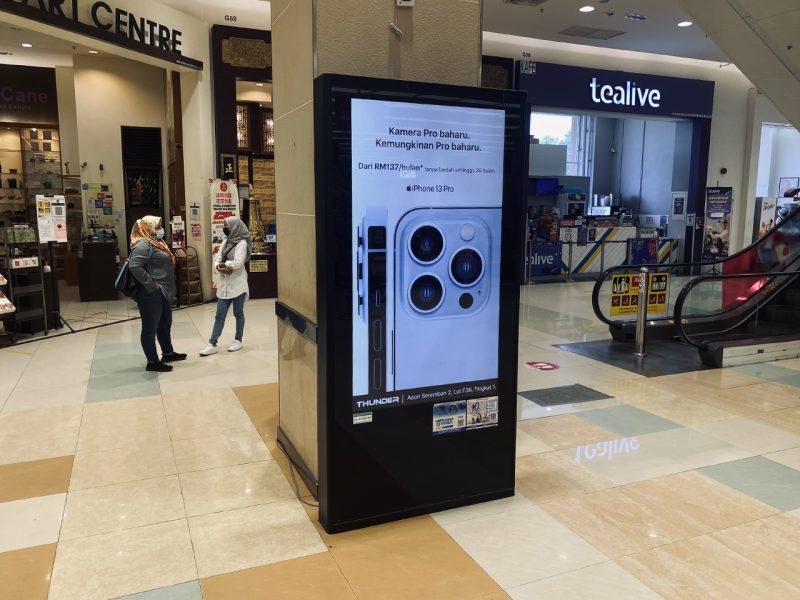 Kesion Malaysia digital standing screen advertising the Apple iPhone 13 Pro from Thunder in AEON shopping mall.