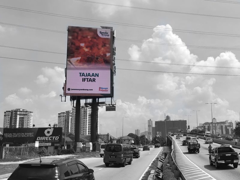 Outdoor digital billboard promoting Aman Palestin's Tajaan Iftar campaign along a highway by Kesion Malaysia