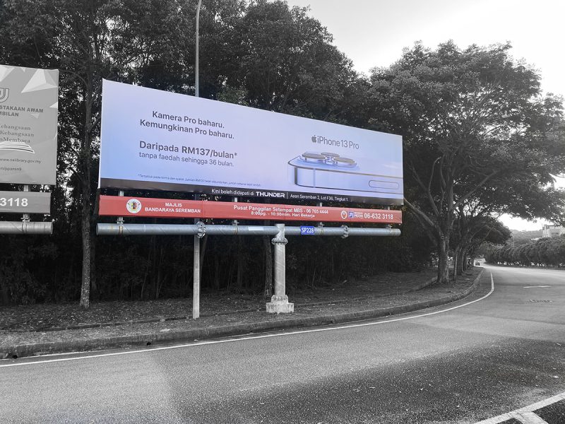 Outdoor billboard advertising the iPhone 13 Pro by Thunder in Seremban by Kesion Malaysia